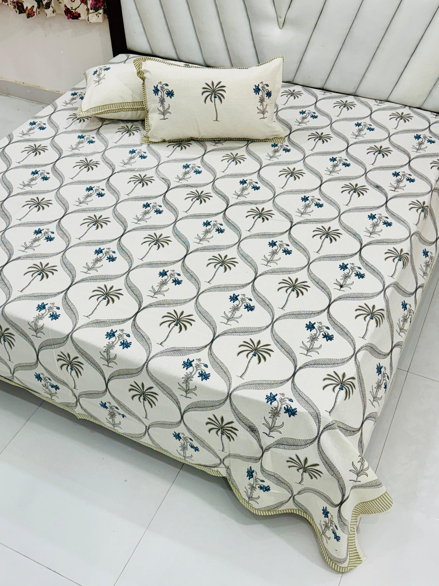 Palm Breeze Hand Look King Size Cotton Bedsheet with Reversible Pillow Covers